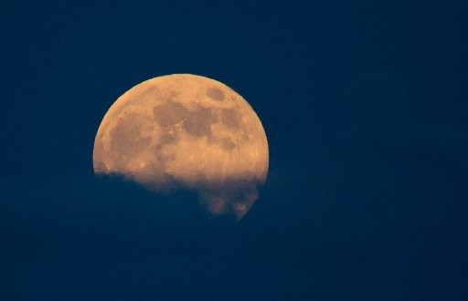 Super blue blood moon rises in south Florida