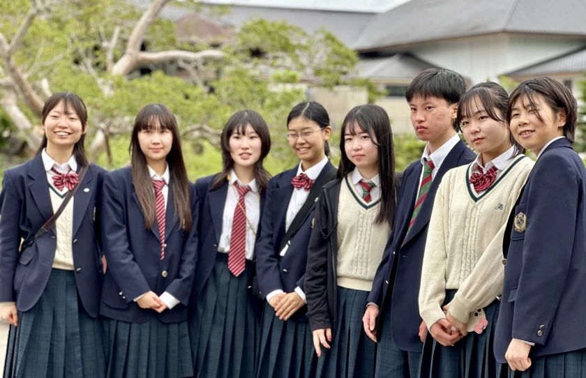 Japanese+foreign+exchange+students+pose+for+a+photo.%0A%0APictured+Left+to+Right%3A+Ninami+Imai%2C+Chitose+Terai%2C+Miu+Fujii%2C+Izumi+Otono%2C+Minami+Inoue%2C+Naoki+Kamada%2C+Momoka+Sasae%2C+Yuwa+Suzuki
