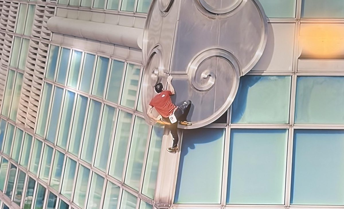 Alex Honnold climbing Taipei 101